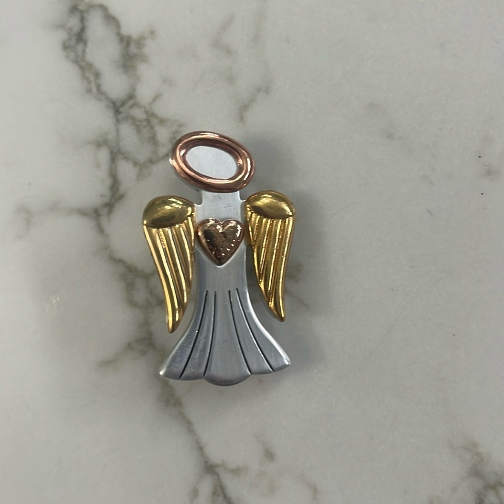 Angle broach metal pendant